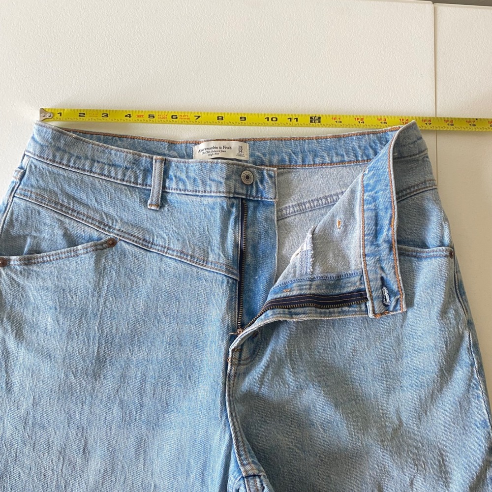 Abercrombie & Fitch The 90s Relaxed Jean High Rise Light Wash Blue 32 14L - Picture 8 of 9